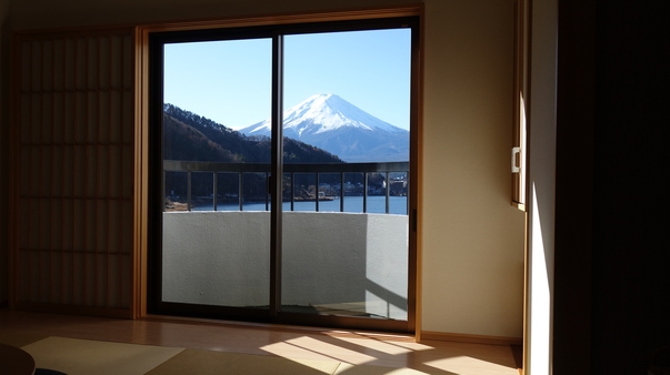 最上階 テラス付 和洋室 ( 富士と湖が目の前)